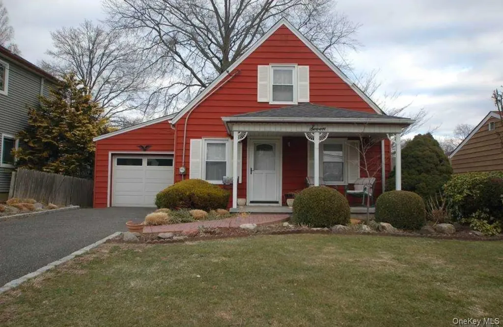 7 Miles Avenue Albertson NY 11507