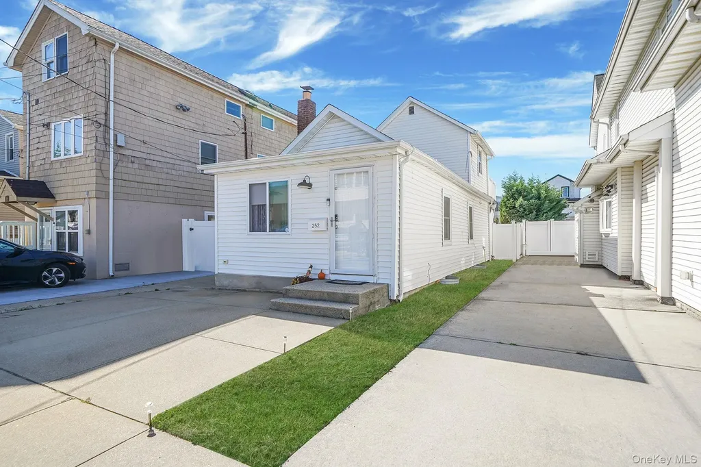 252 Arthur Street Freeport NY 11520