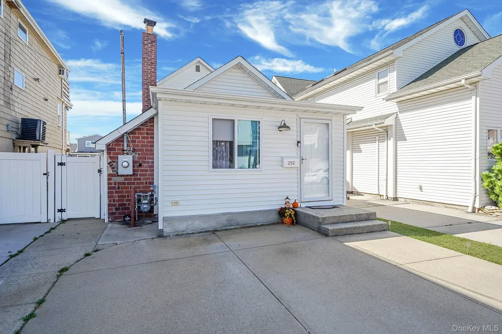 252 Arthur Street Freeport NY 11520