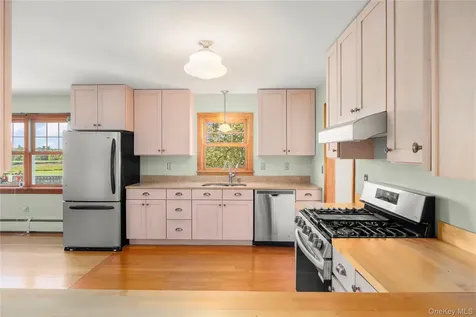 76 Smith Road Kinderhook NY 12106