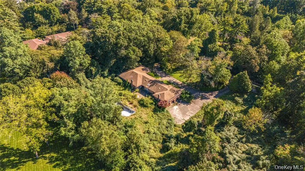 169 Middle Neck Road Sands Point NY 11050