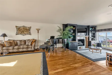 43 Oak Point Drive N Bayville NY 11709