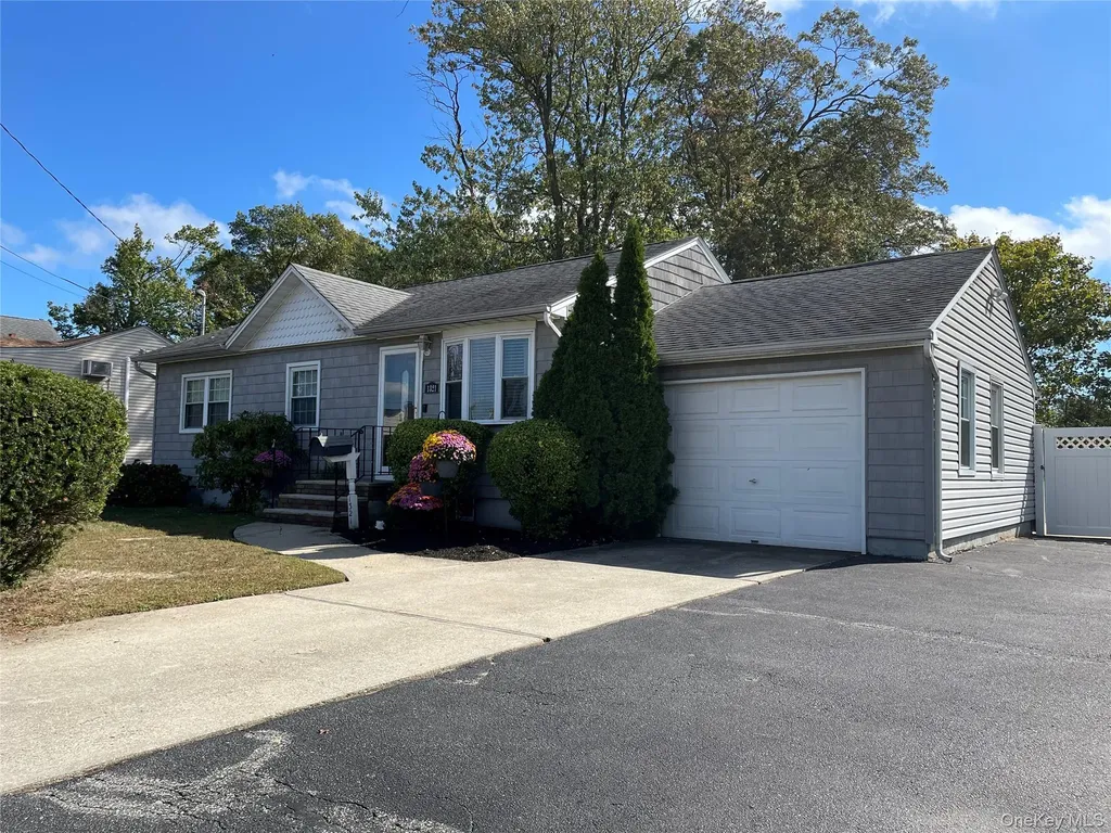 1321 7th Street West Babylon NY 11704