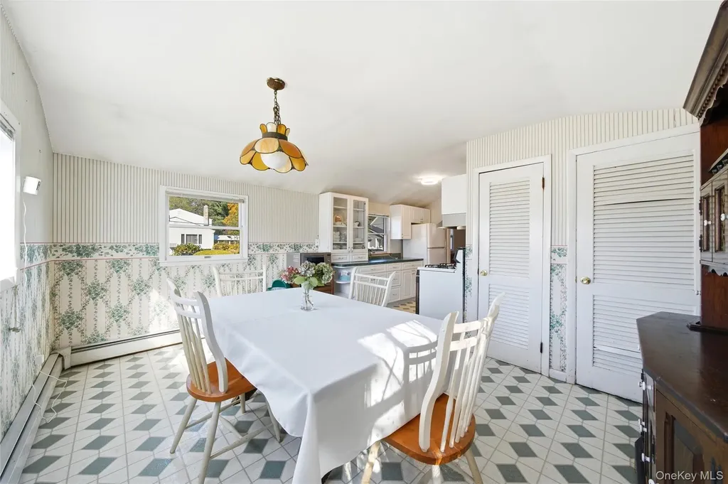 68 7th Street Bay Shore NY 11706