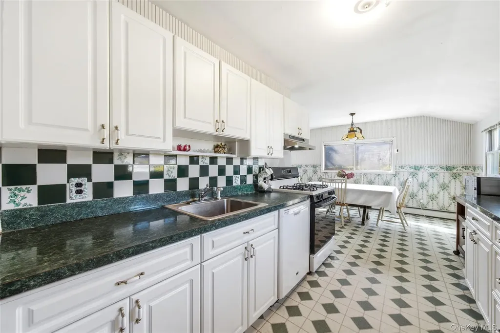 68 7th Street Bay Shore NY 11706