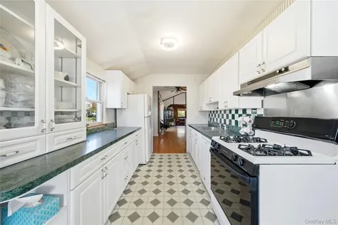 68 7th Street Bay Shore NY 11706