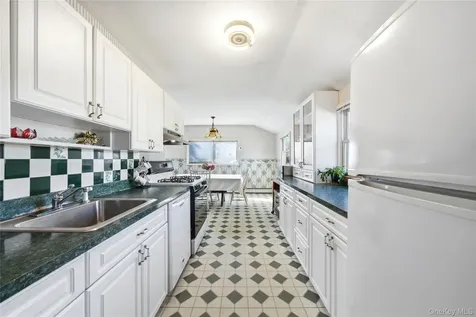 68 7th Street Bay Shore NY 11706