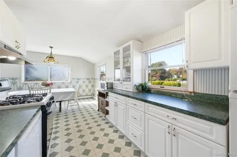 68 7th Street Bay Shore NY 11706