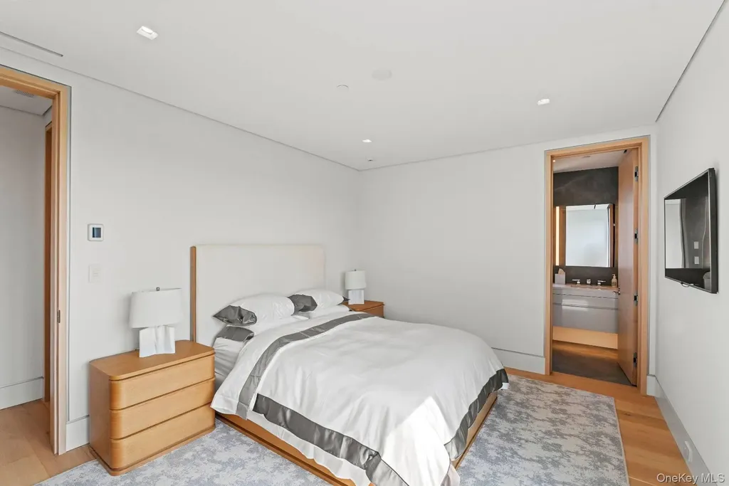 8 Middle Pond Lane Southampton NY 11968
