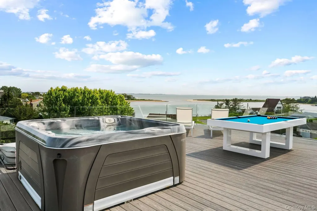 8 Middle Pond Lane Southampton NY 11968