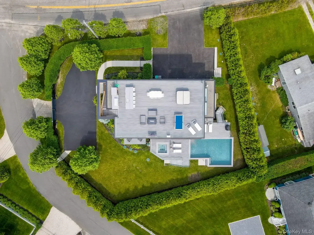 8 Middle Pond Lane Southampton NY 11968