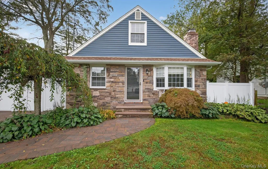 82 Middlesex Avenue Oakdale NY 11769