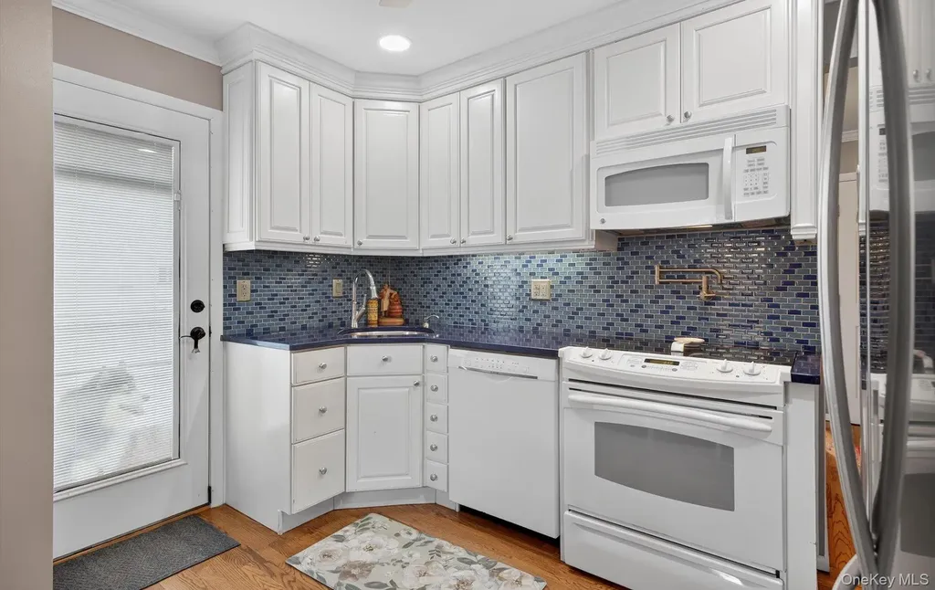 82 Middlesex Avenue Oakdale NY 11769