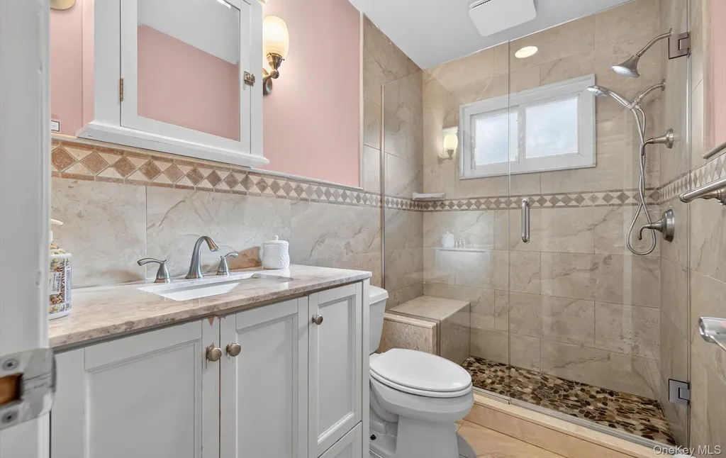 82 Middlesex Avenue Oakdale NY 11769