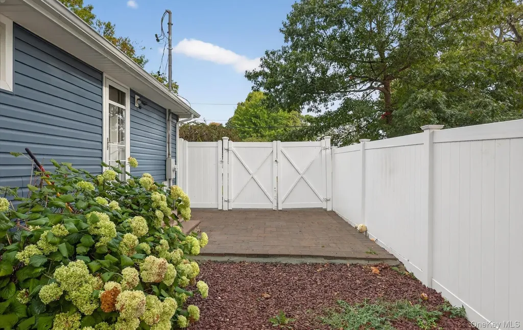 82 Middlesex Avenue Oakdale NY 11769