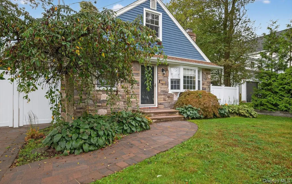 82 Middlesex Avenue Oakdale NY 11769