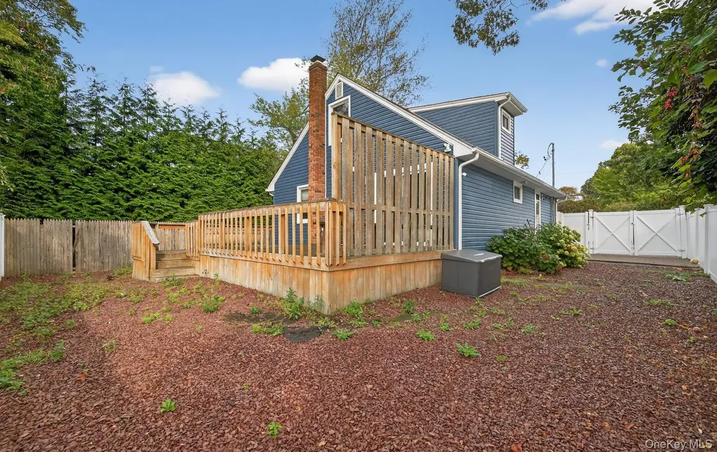82 Middlesex Avenue Oakdale NY 11769