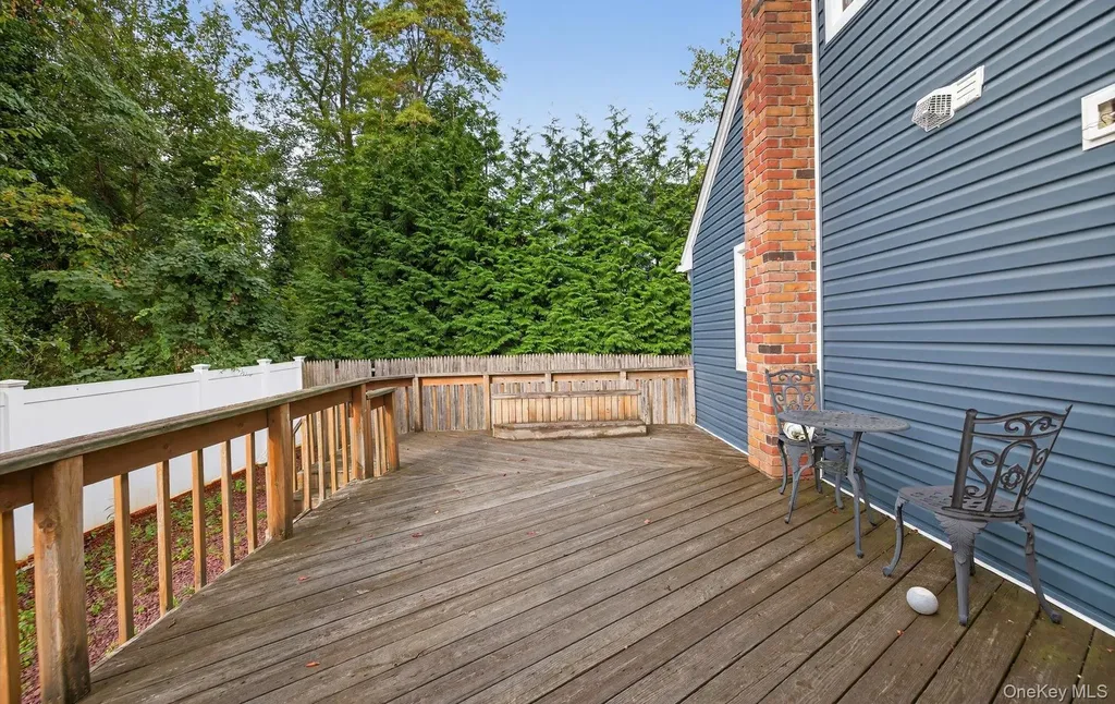 82 Middlesex Avenue Oakdale NY 11769