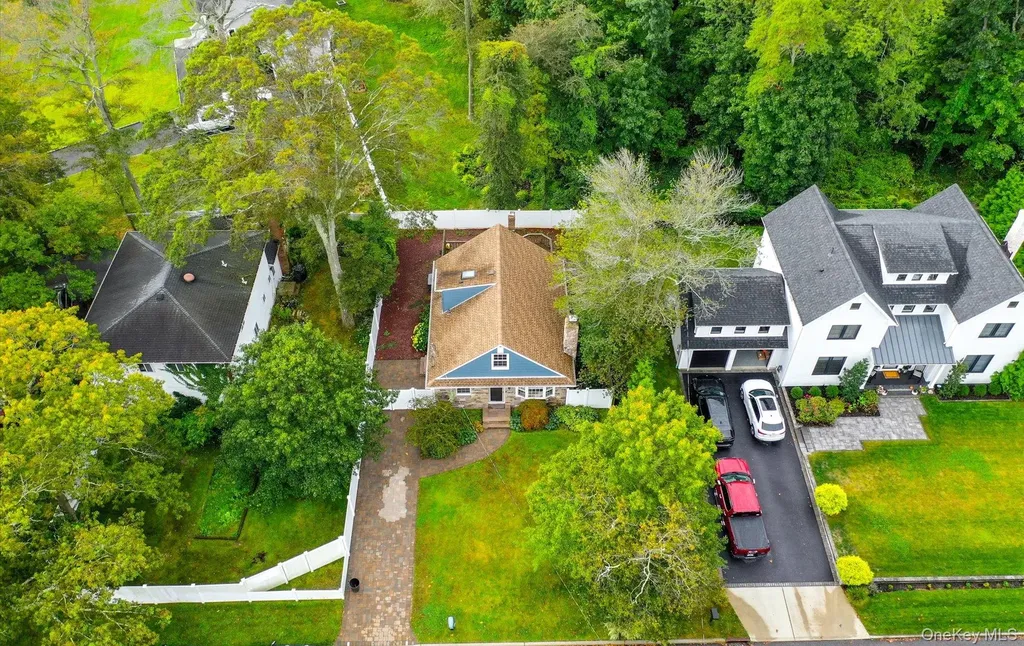 82 Middlesex Avenue Oakdale NY 11769