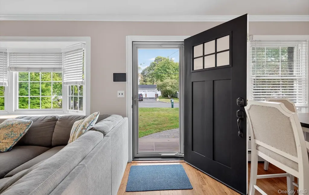 82 Middlesex Avenue Oakdale NY 11769