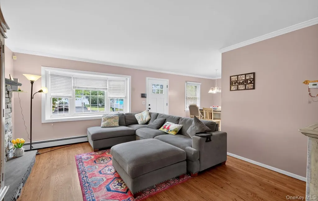 82 Middlesex Avenue Oakdale NY 11769