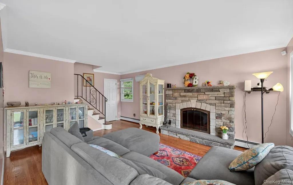 82 Middlesex Avenue Oakdale NY 11769