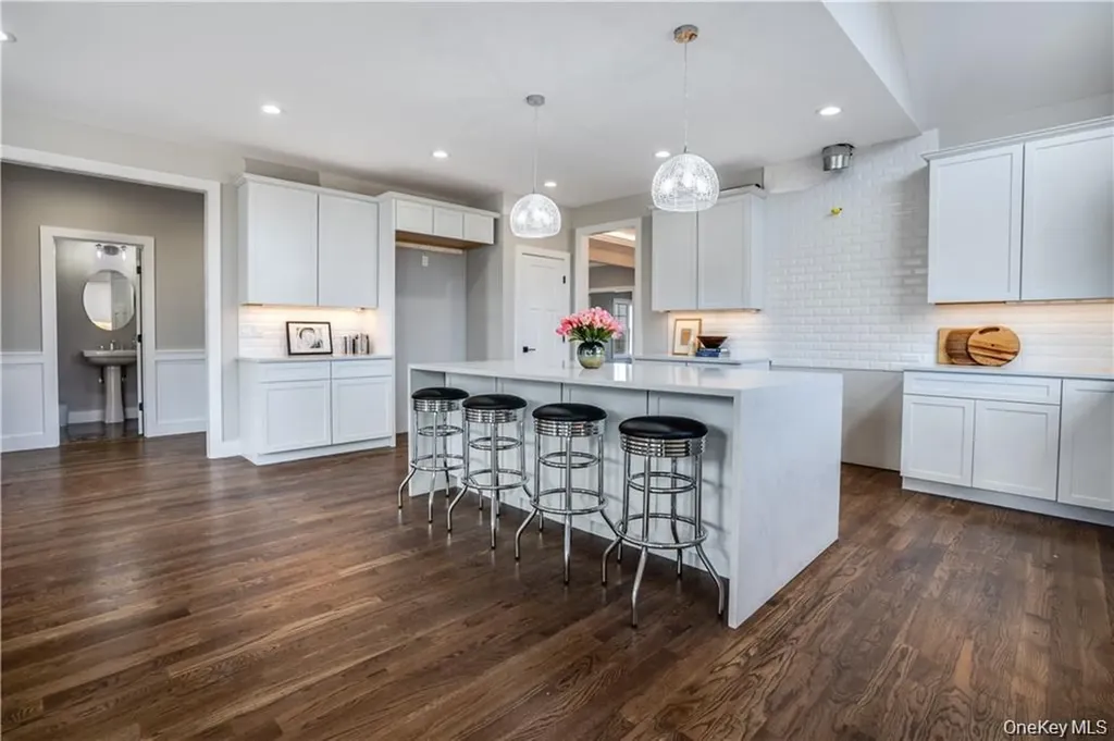 16 Kingwood Lane Poughkeepsie NY 12601
