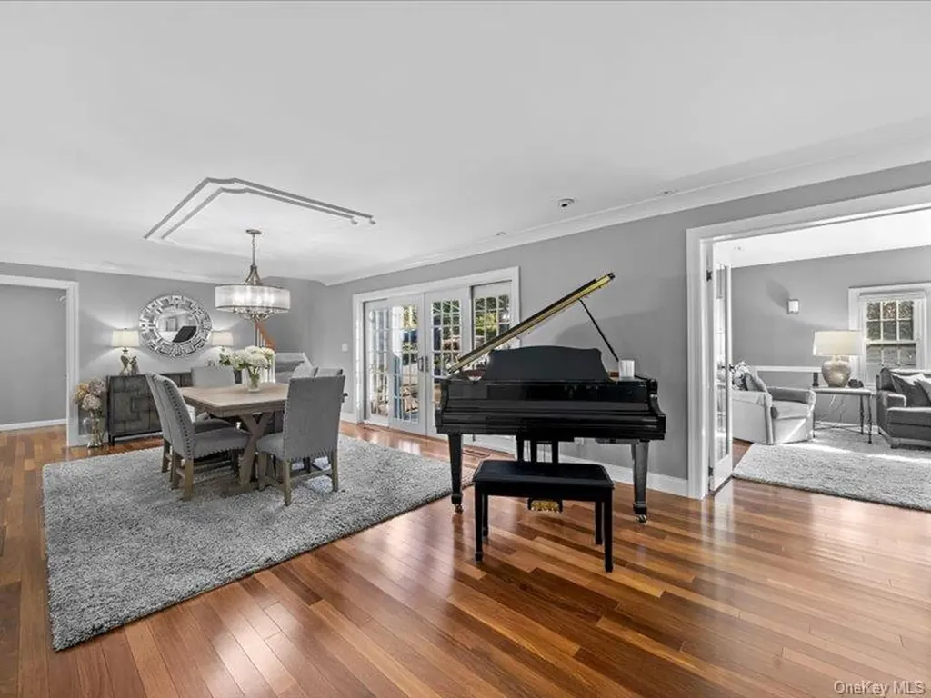 156 Cabot Road Massapequa NY 11758