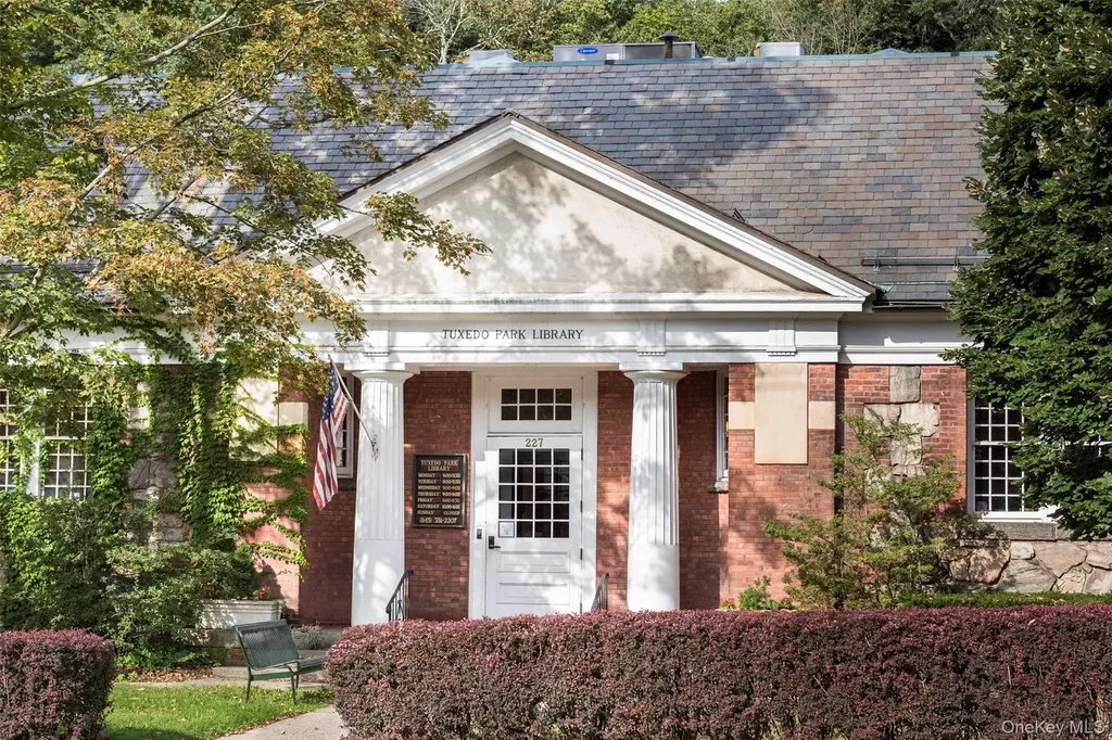 74 Tower Hill Loop E Tuxedo Park NY 10987