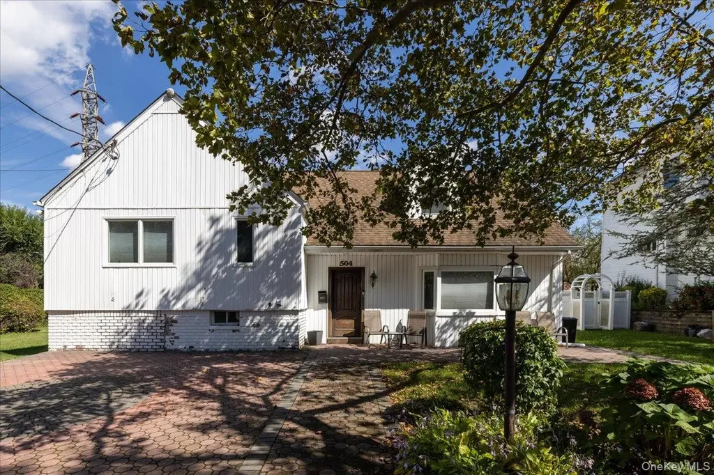 504 Saddle Ridge Road Woodmere NY 11598