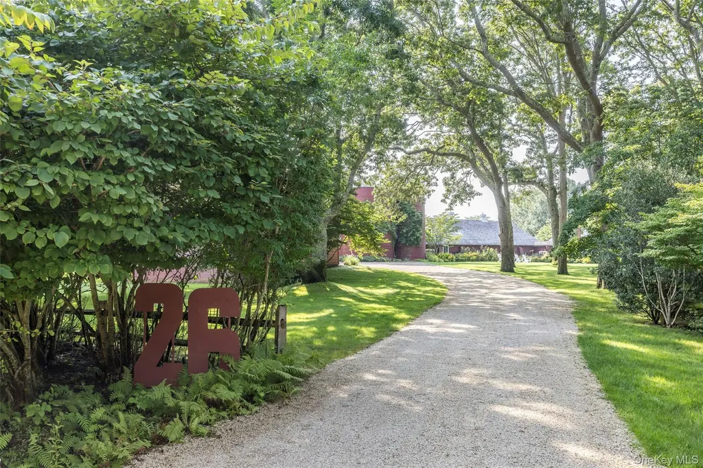 26 Ruxton Road East Hampton NY 11937