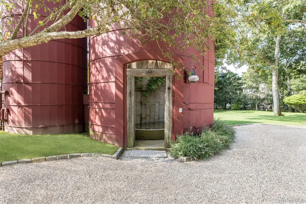 26 Ruxton Road East Hampton NY 11937