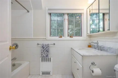 209 Pondfield Road W Bronxville NY 10708