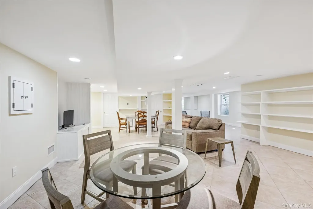 33 Woods Lane Southampton NY 11968