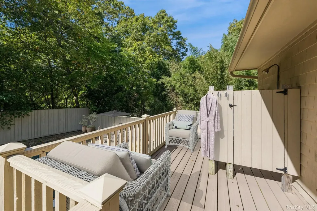 33 Woods Lane Southampton NY 11968