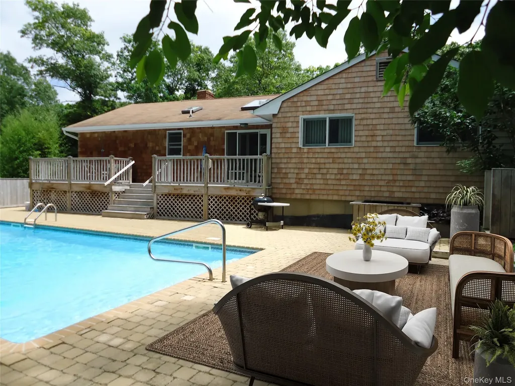 33 Woods Lane Southampton NY 11968