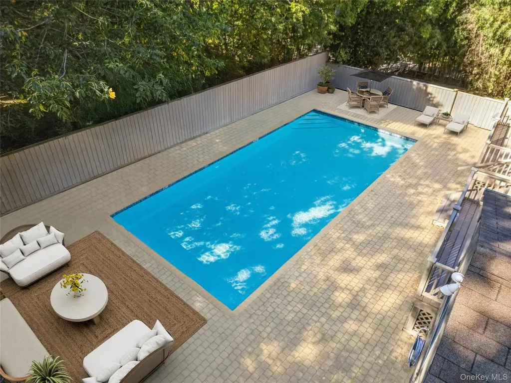 33 Woods Lane Southampton NY 11968