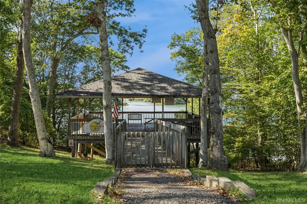 33 Woods Lane Southampton NY 11968