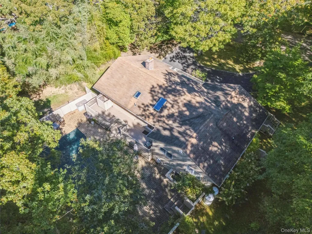 33 Woods Lane Southampton NY 11968