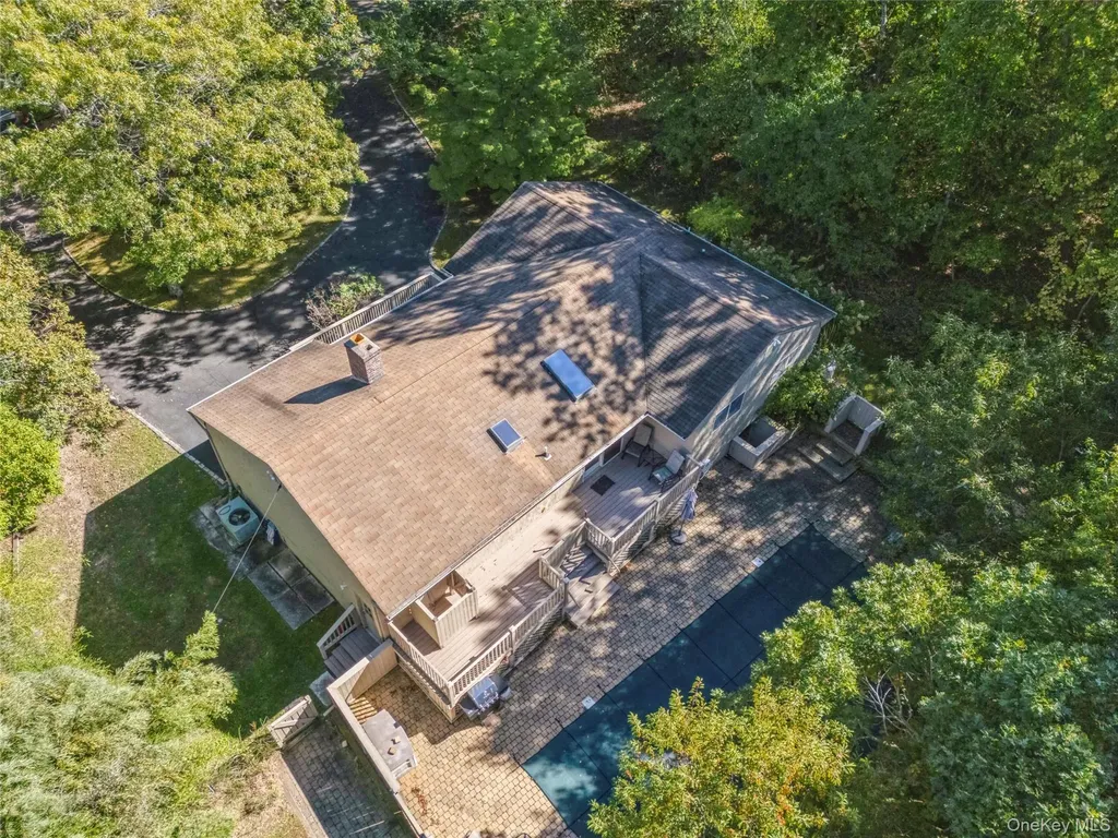 33 Woods Lane Southampton NY 11968
