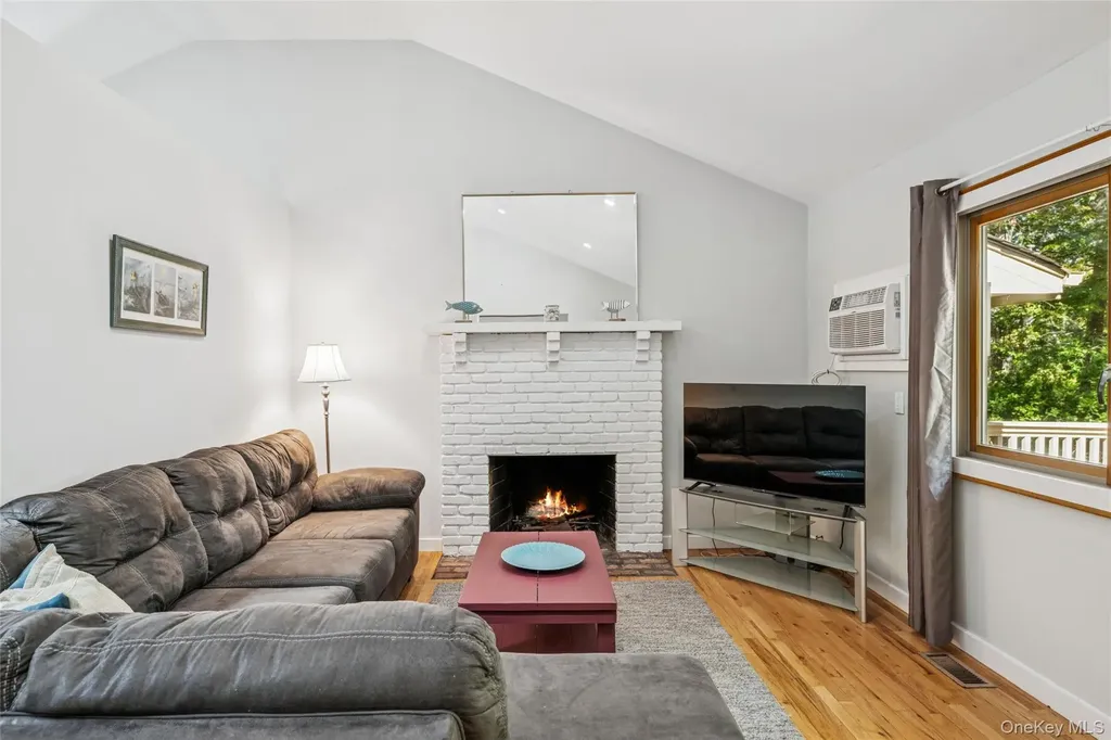 33 Woods Lane Southampton NY 11968