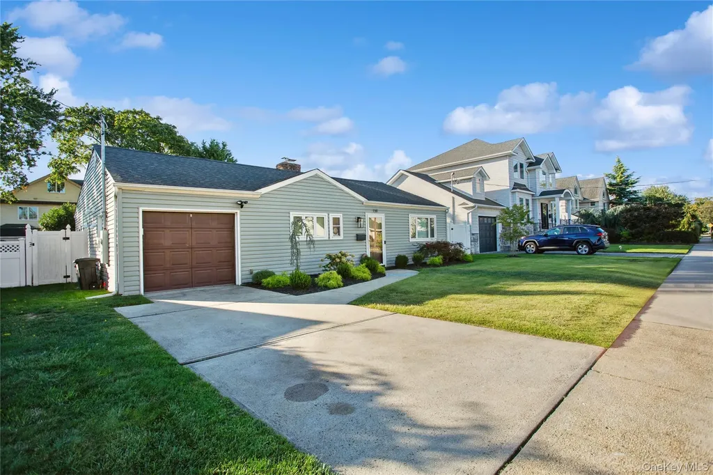 110 Hampton Way Merrick NY 11566