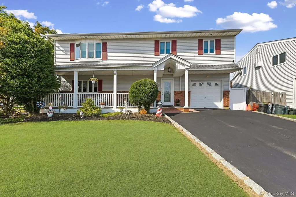 769 Bay Place Lindenhurst NY 11757
