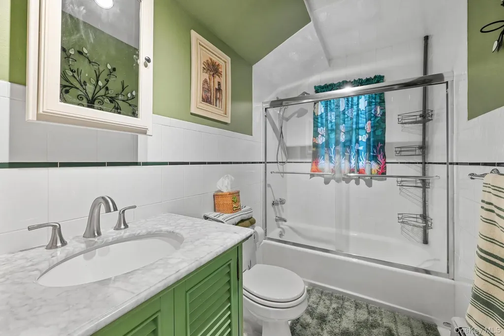 769 Bay Place Lindenhurst NY 11757