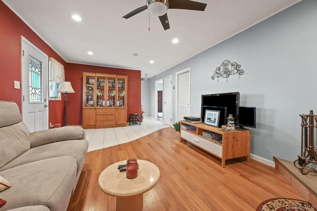 769 Bay Place Lindenhurst NY 11757