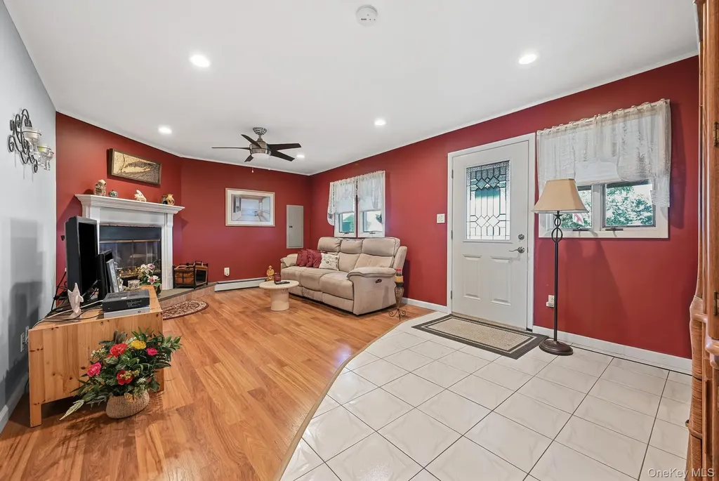 769 Bay Place Lindenhurst NY 11757