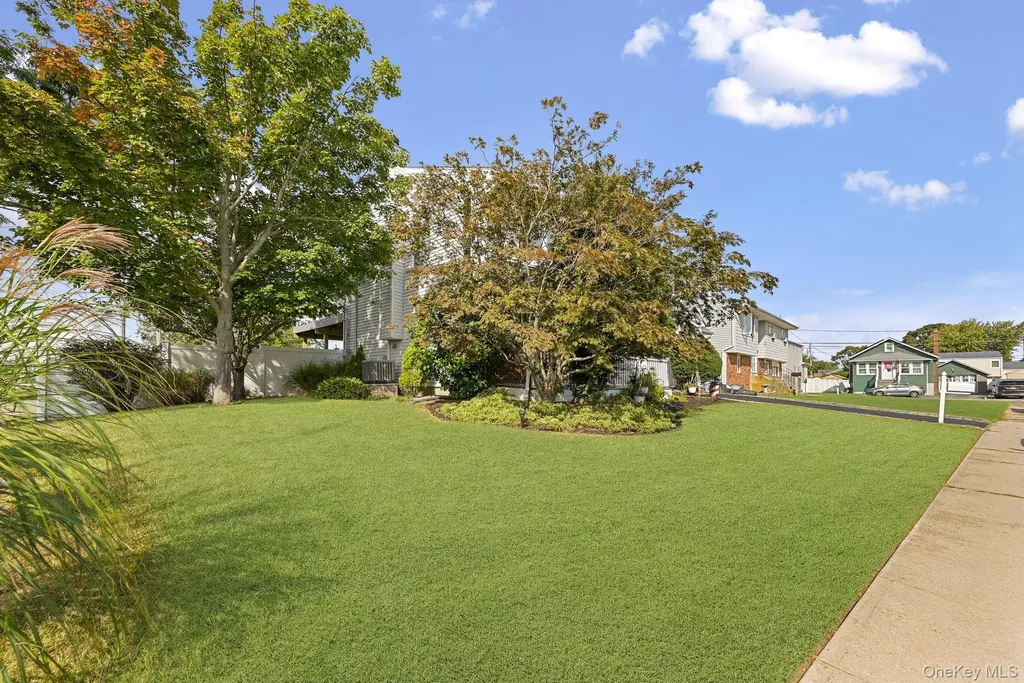 769 Bay Place Lindenhurst NY 11757