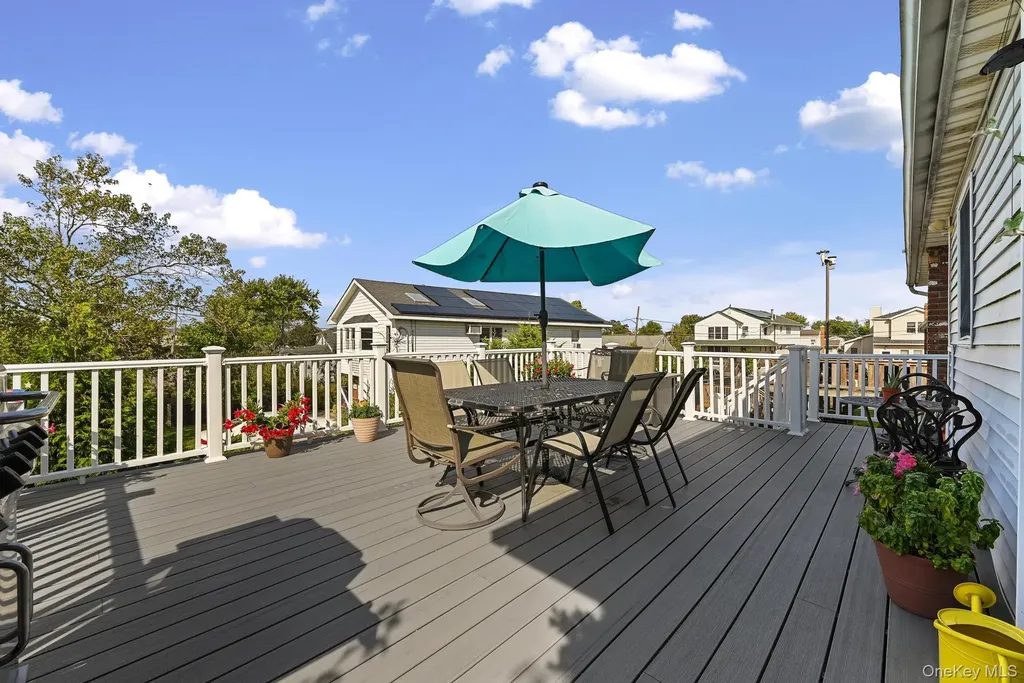 769 Bay Place Lindenhurst NY 11757
