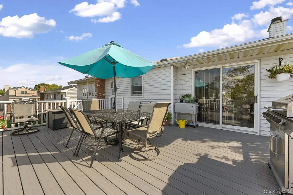 769 Bay Place Lindenhurst NY 11757
