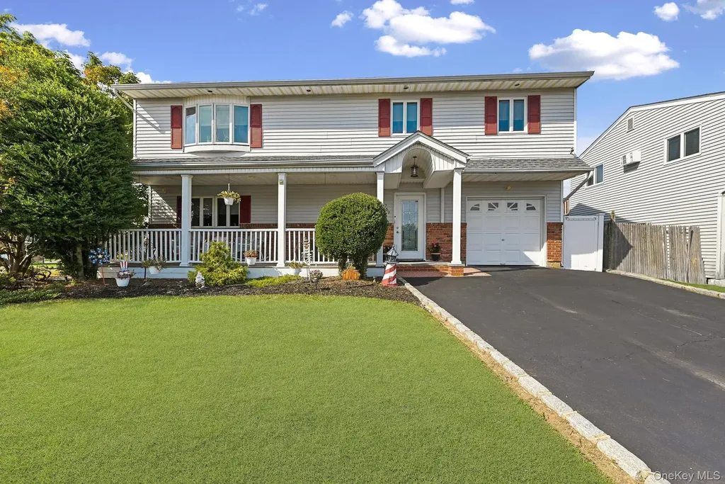 769 Bay Place Lindenhurst NY 11757
